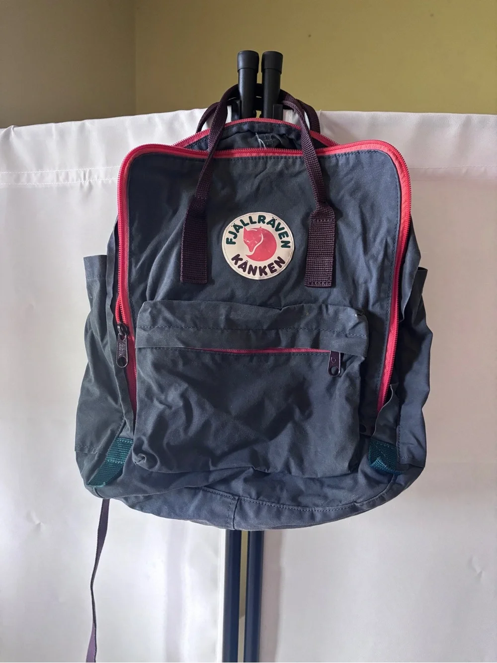 Fjallraven Kanken Men's Slate Gray Backpack with Red Trim